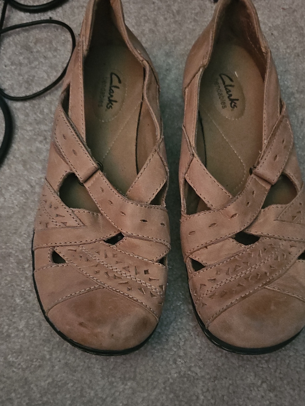 Clarks Women’s Taupe Strappy Closed-Toe Flats